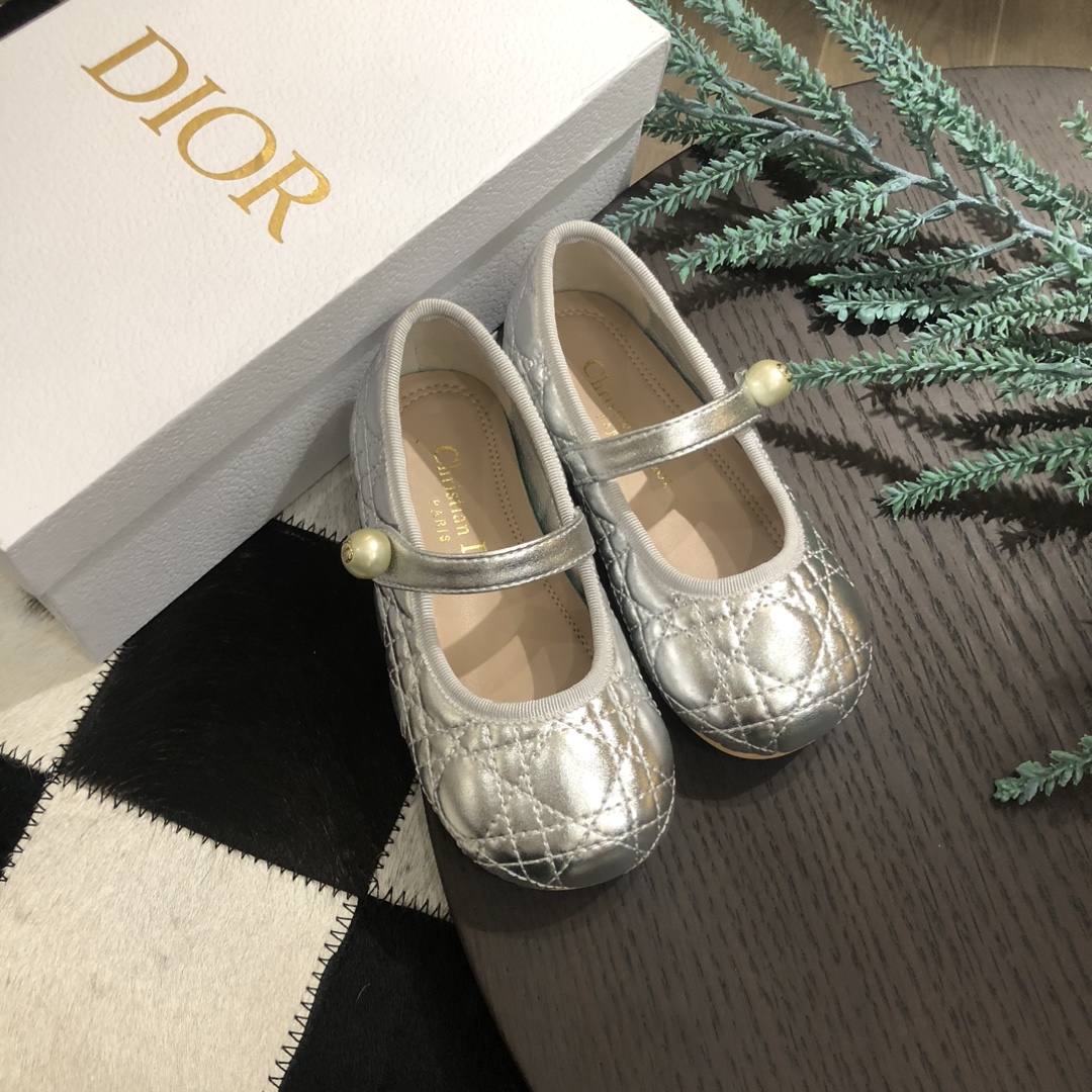 Children's shoes child